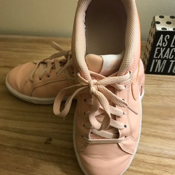 Women’s Nike Sneakers - Picture 1 of 3